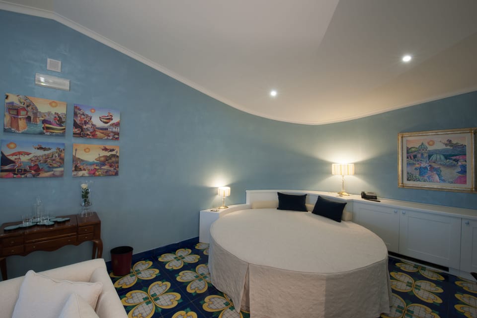 Design Suite | Minibar, in-room safe, desk, blackout drapes