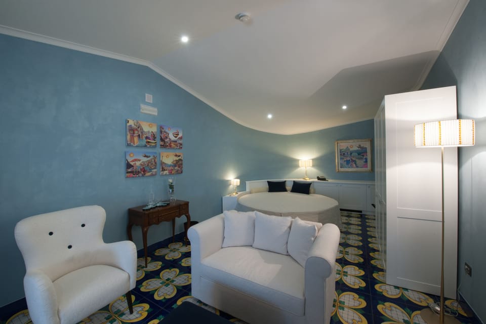 Design Suite | Minibar, in-room safe, desk, blackout drapes