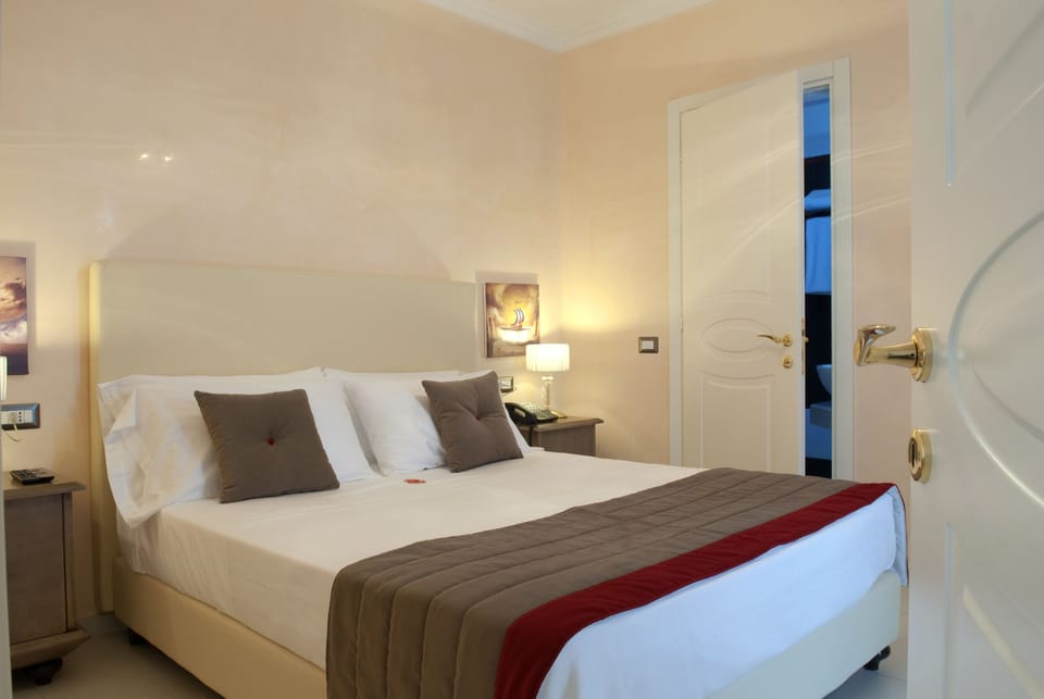 Comfort Double Room | Minibar, in-room safe, desk, blackout drapes