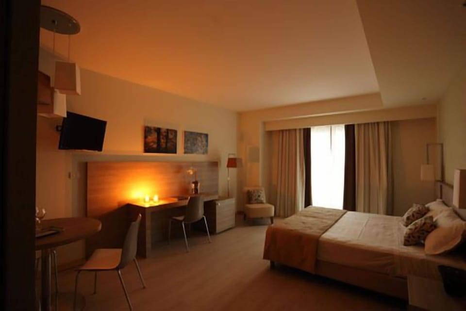 2 bedrooms, premium bedding, down comforters, minibar