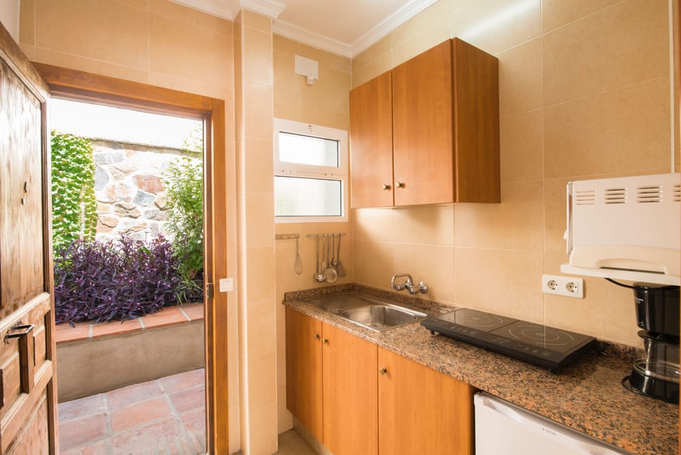 Standard Studio | Private kitchen | Fridge, stovetop, coffee/tea maker, cookware/dishes/utensils