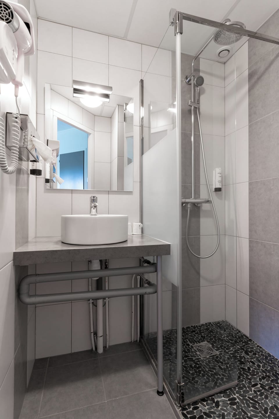 Superior Double Room | Bathroom | Hair dryer, towels, soap, shampoo