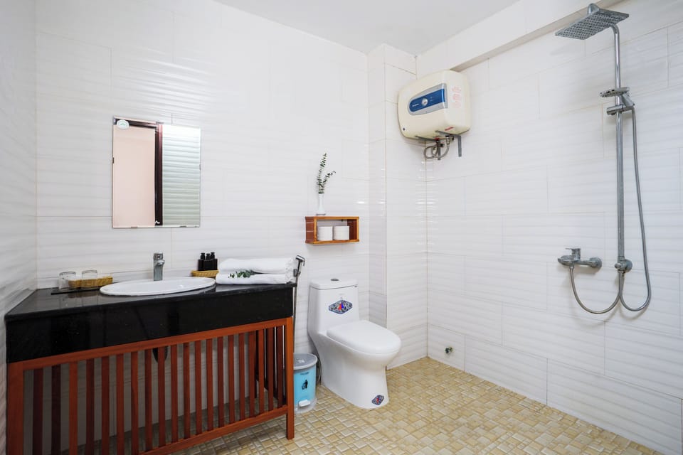 Deluxe Triple Room | Bathroom | Shower, free toiletries, hair dryer, slippers