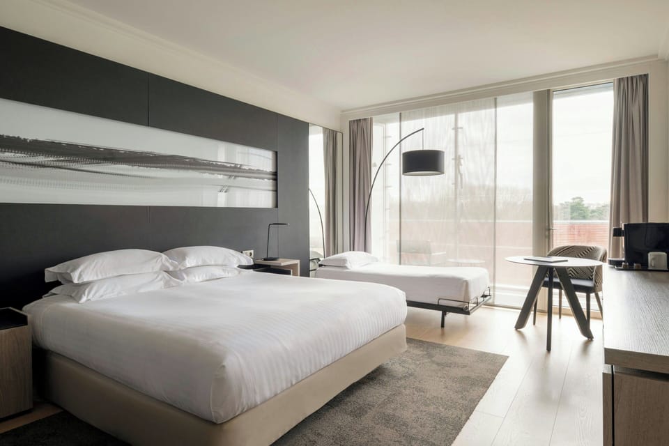 Deluxe Room | Minibar, in-room safe, desk, soundproofing