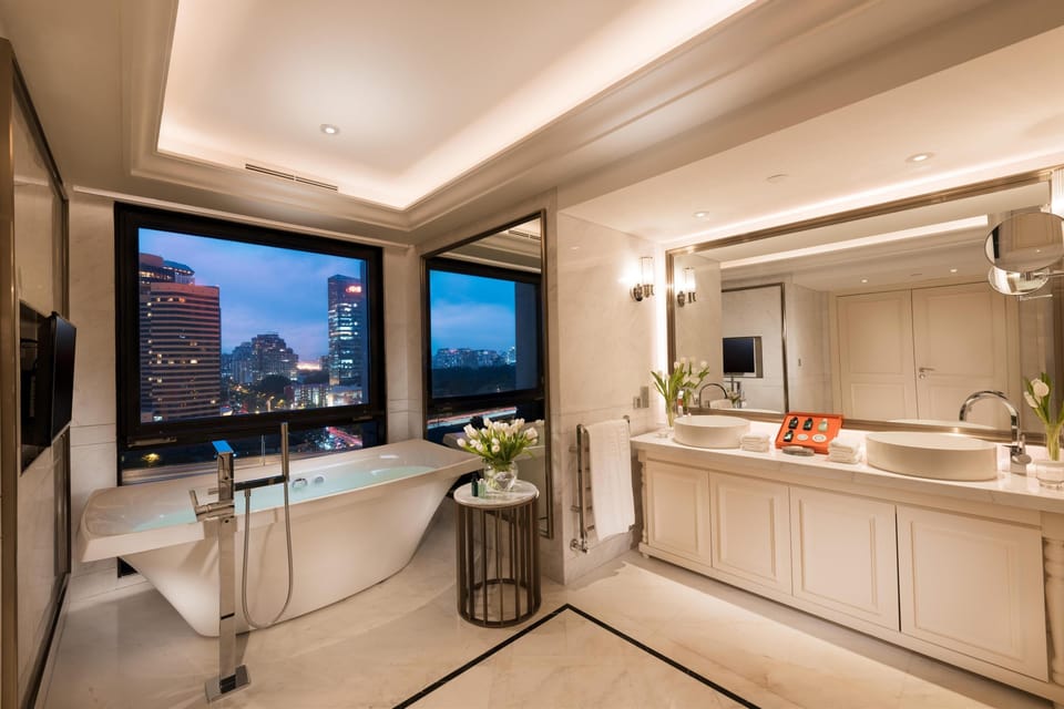Separate tub and shower, deep soaking tub, rainfall showerhead