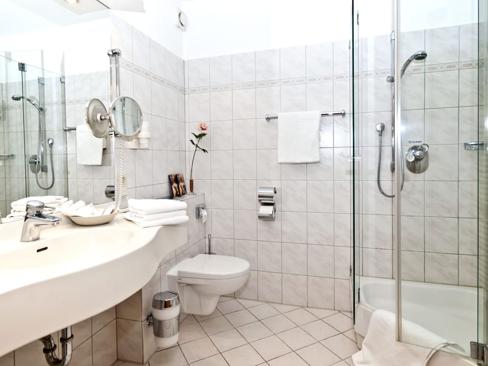 Superior Double Room | Bathroom | Free toiletries, hair dryer, towels