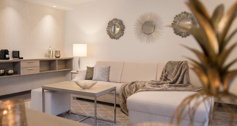 Junior Suite | 1 bedroom, hypo-allergenic bedding, in-room safe, desk