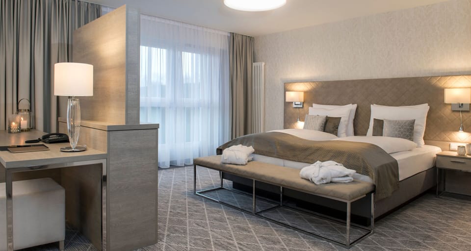 Junior Suite | 1 bedroom, hypo-allergenic bedding, in-room safe, desk