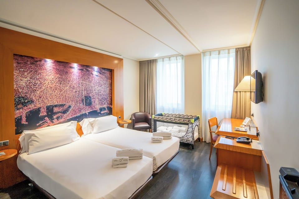 Standard Room | Minibar, in-room safe, desk, laptop workspace