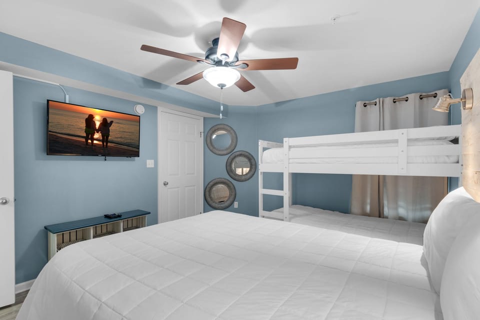 Guest room with bunk bed