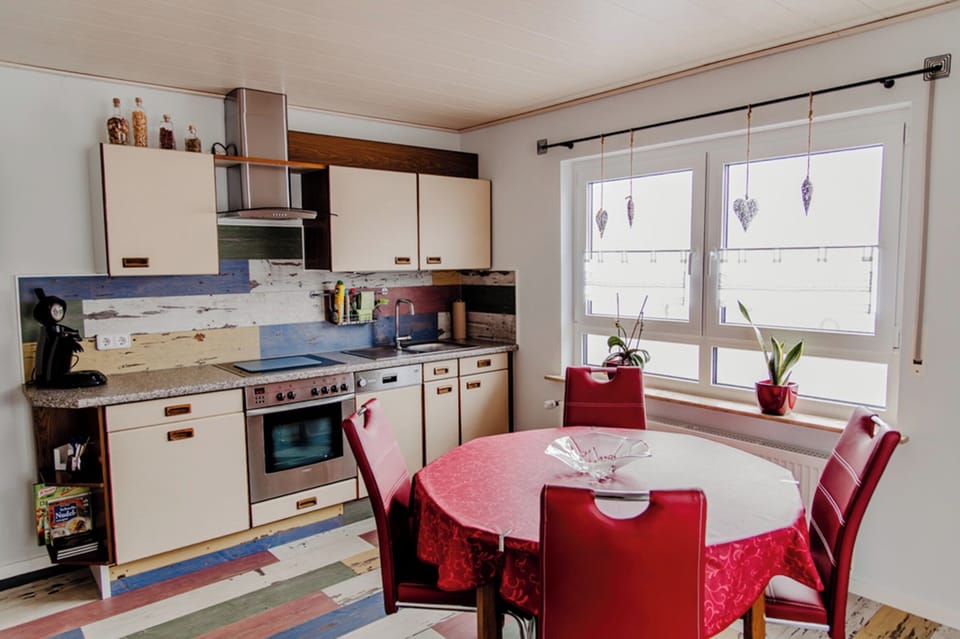 Basic Apartment | Private kitchen | Microwave, oven