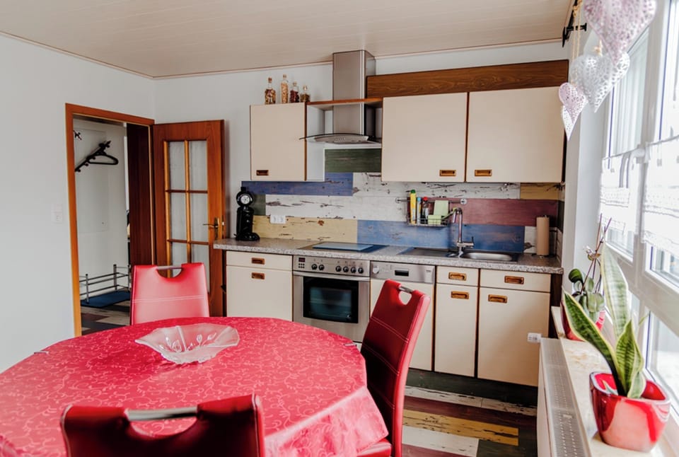 Basic Apartment | Private kitchen | Microwave, oven