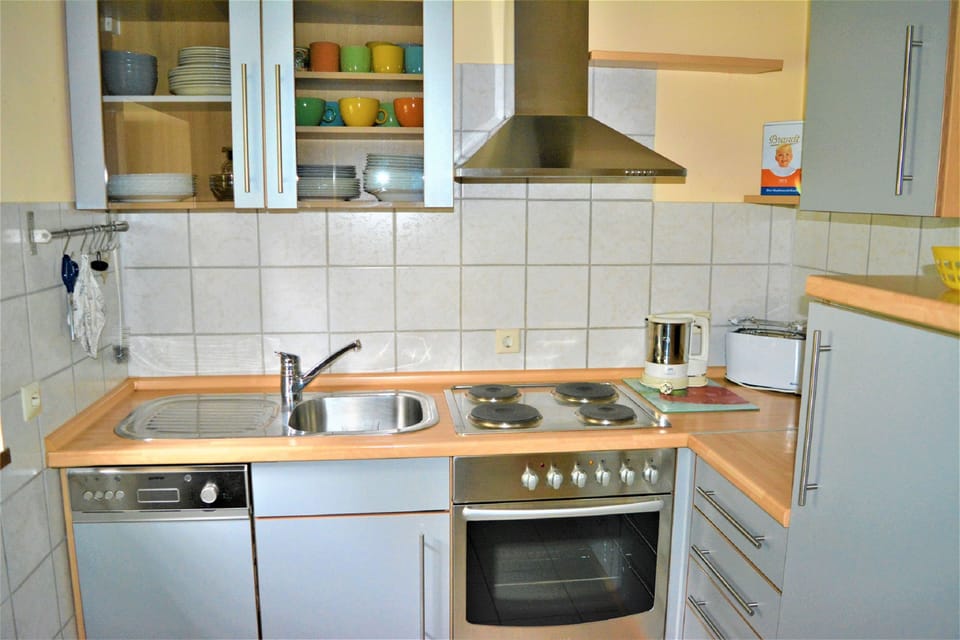 House, 4 Bedrooms, 2 Bathrooms (Rose) | Private kitchenette | Fridge, oven, electric kettle, toaster