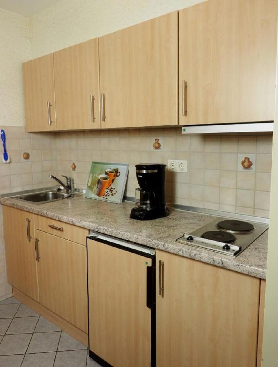 Comfort Apartment | Private kitchenette | Stovetop, electric kettle, toaster, coffee grinder