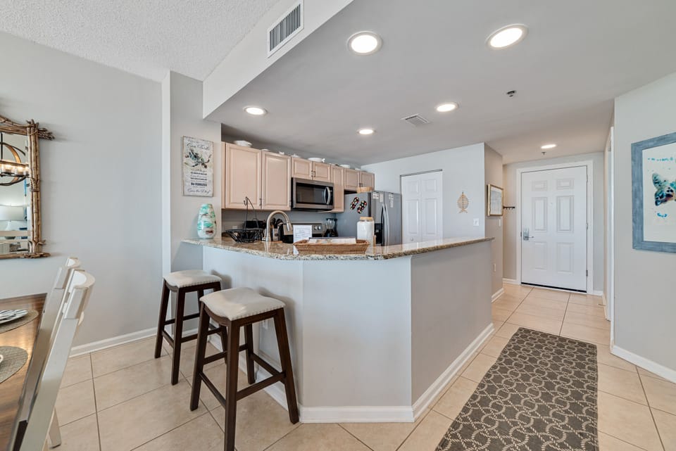 A breakfast counter with bar seating offers the perfect casual dining spot, making this kitchen a focal point for both daily life and entertaining.