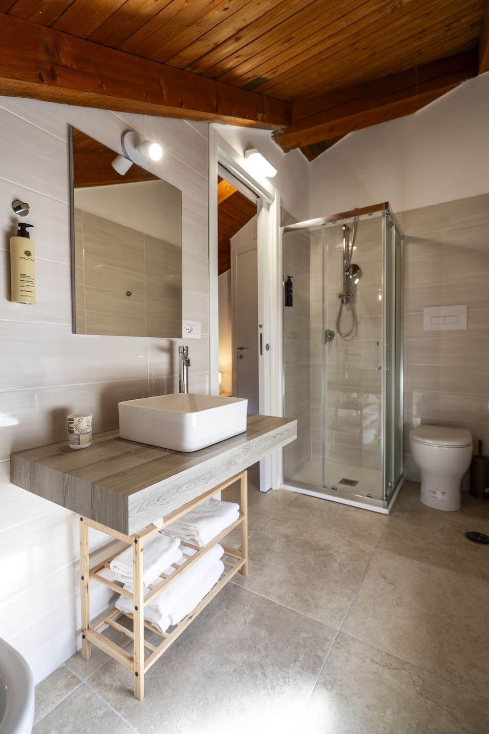 Economy Double Room, Pool View, Tower | Bathroom | Free toiletries, hair dryer, bidet, towels