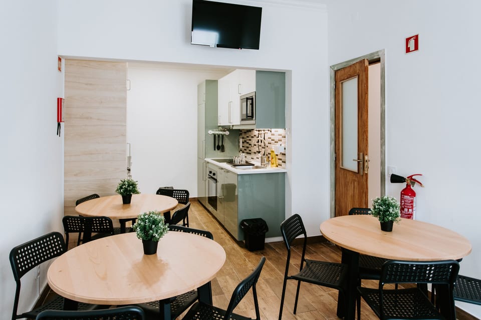 Full-size fridge, microwave, oven, stovetop