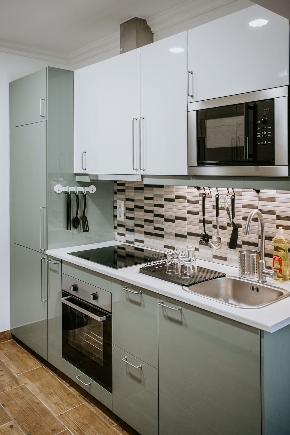 Full-size fridge, microwave, oven, stovetop