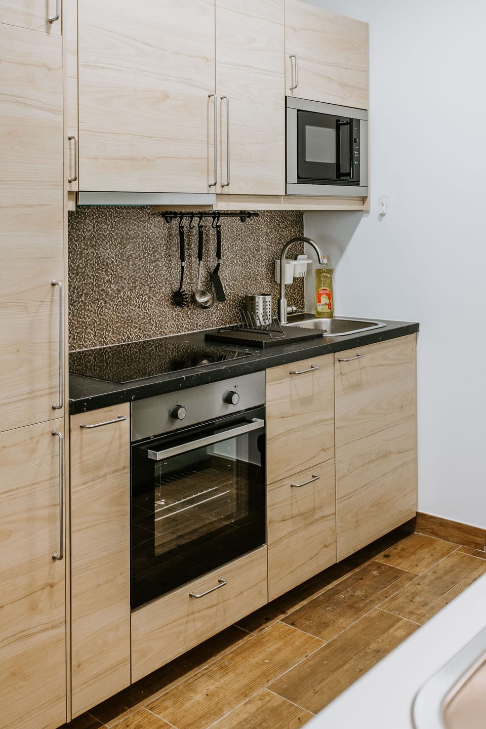 Full-size fridge, microwave, oven, stovetop