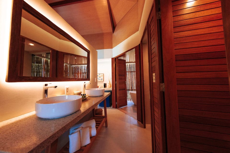 Private Bungalow | Bathroom | Shower, free toiletries, hair dryer (on request), towels