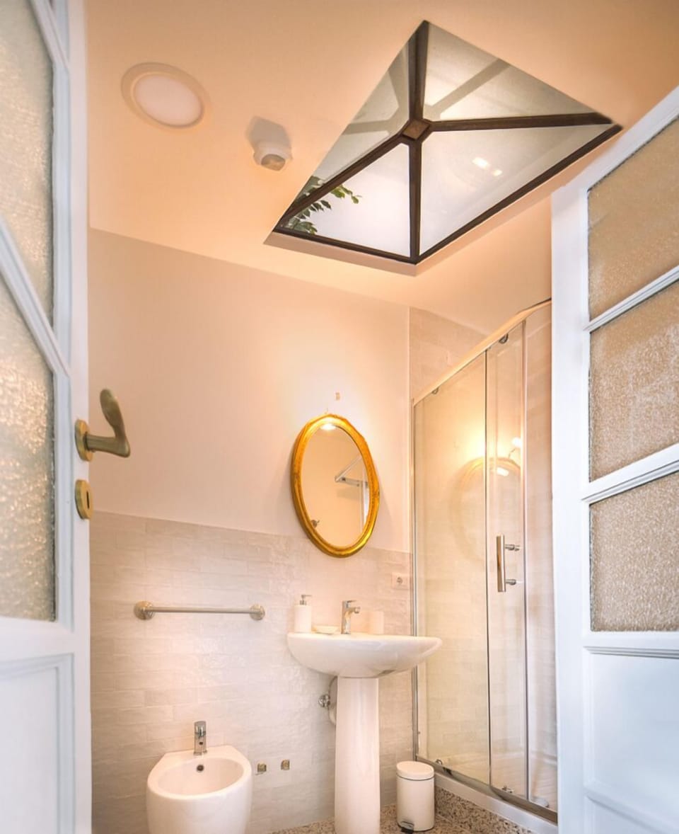 Deluxe Quadruple Room | Bathroom | Shower, rainfall showerhead, free toiletries, hair dryer