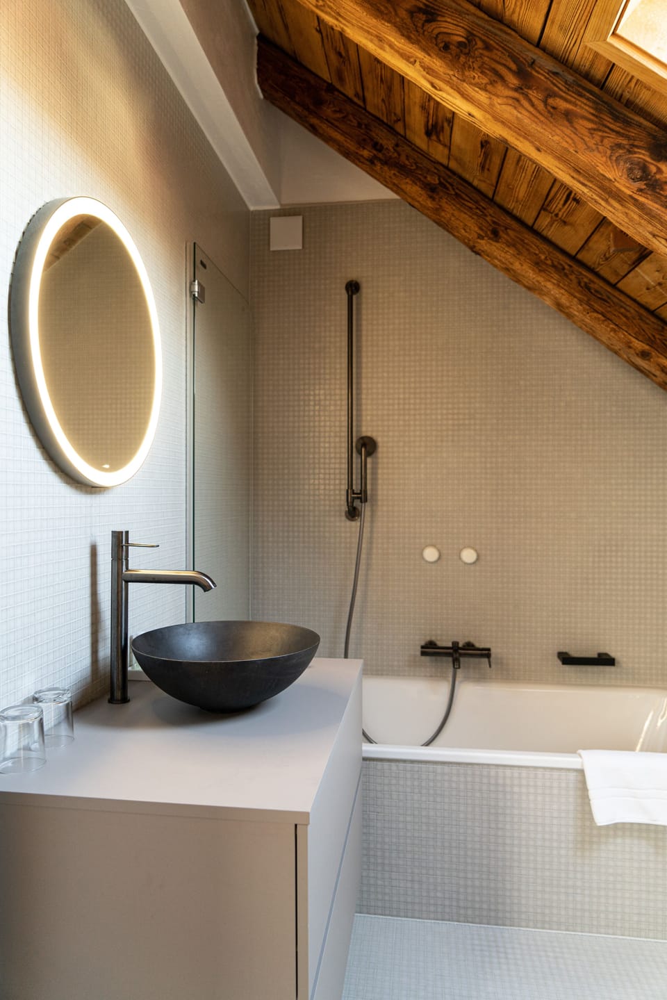 Deluxe Double Room | Bathroom | Shower, free toiletries, hair dryer, slippers