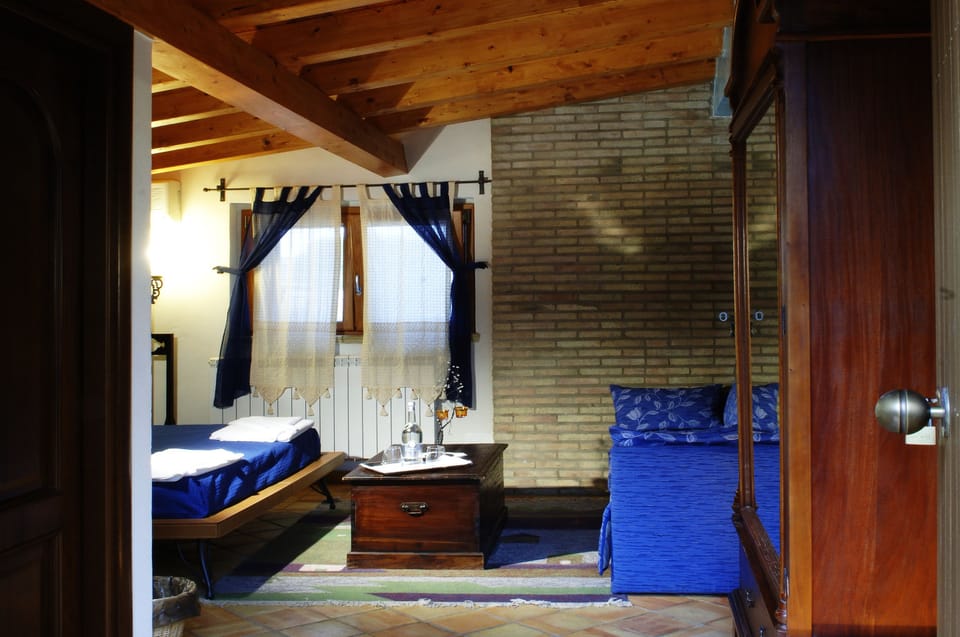 Double Room Single Use | Desk, soundproofing, iron/ironing board, rollaway beds