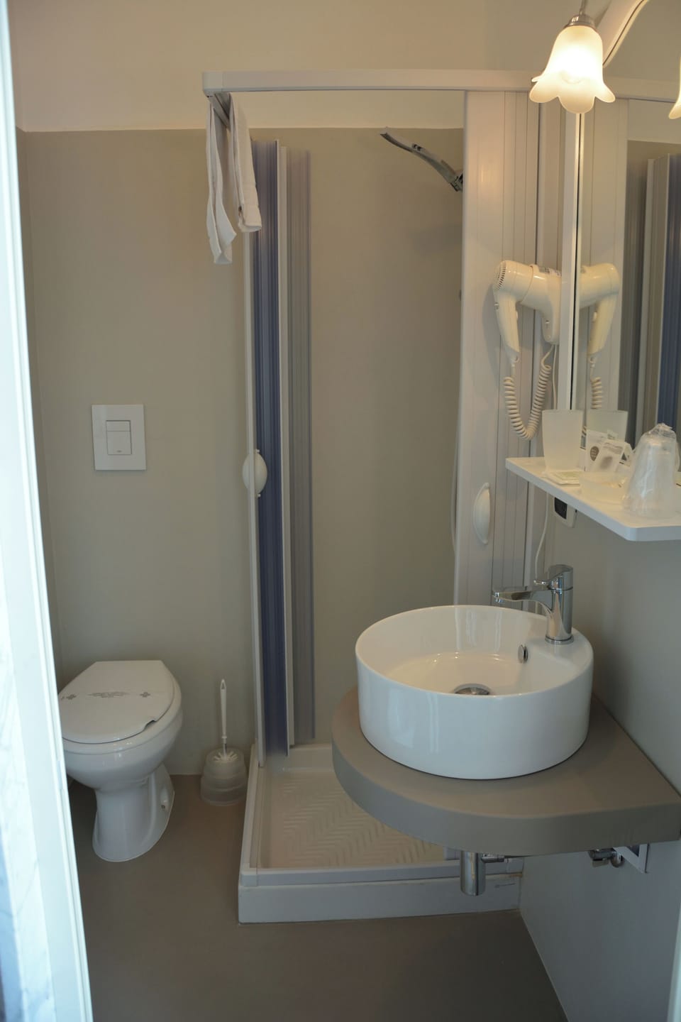 Standard Double or Twin Room, Private Bathroom | Bathroom | Shower, free toiletries, hair dryer, bidet
