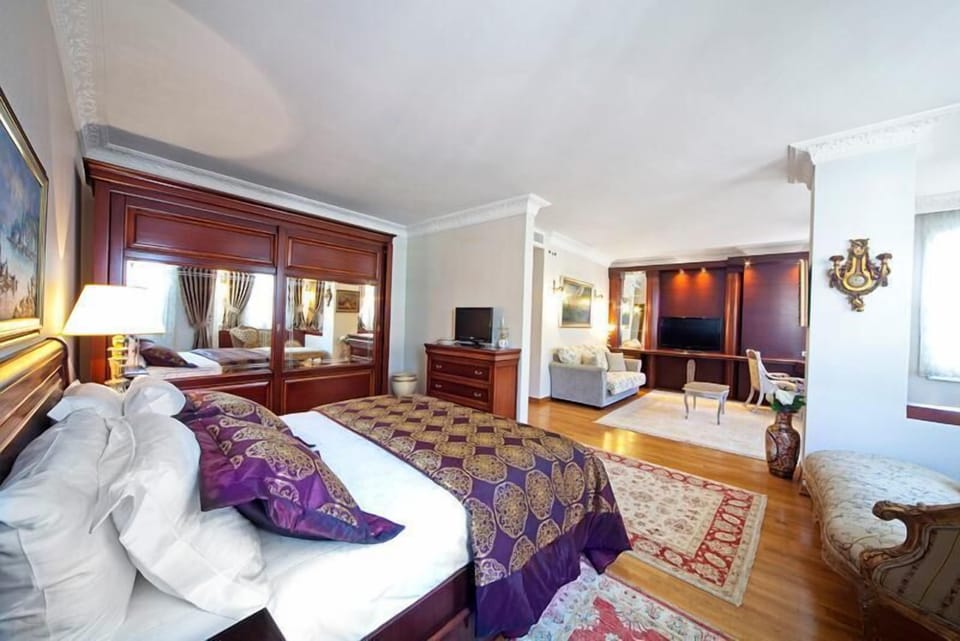 Deluxe Suite, Garden View | Select Comfort beds, minibar, in-room safe, desk