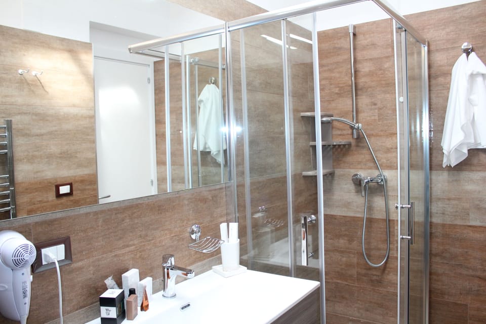 CAMERA MATRIMONIALE SUPERIOR | Bathroom | Shower, free toiletries, hair dryer, bidet