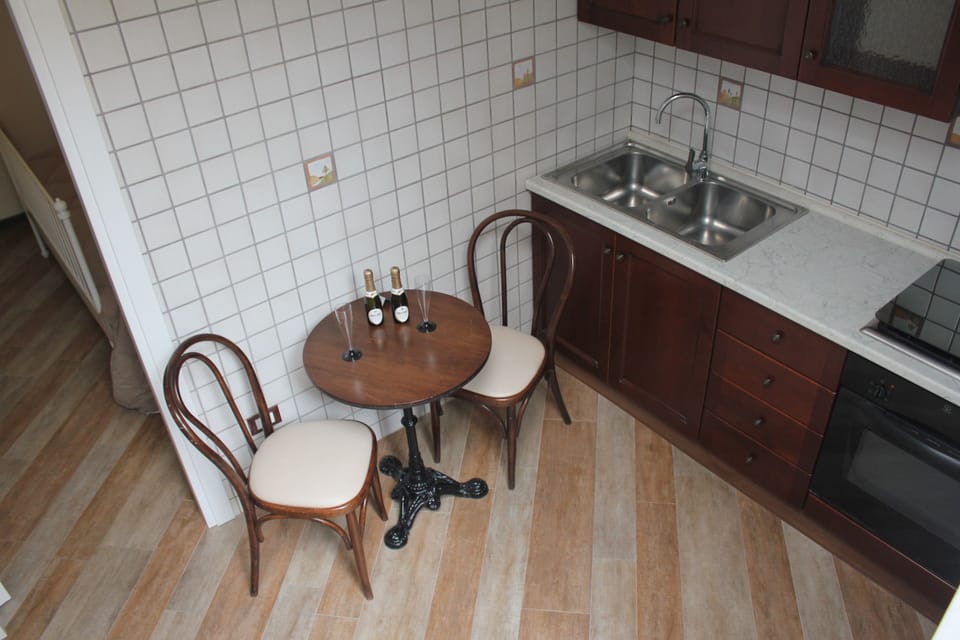 CAMERA MATRIMONIALE SUPERIOR | Individually furnished, blackout drapes, soundproofing, bed sheets