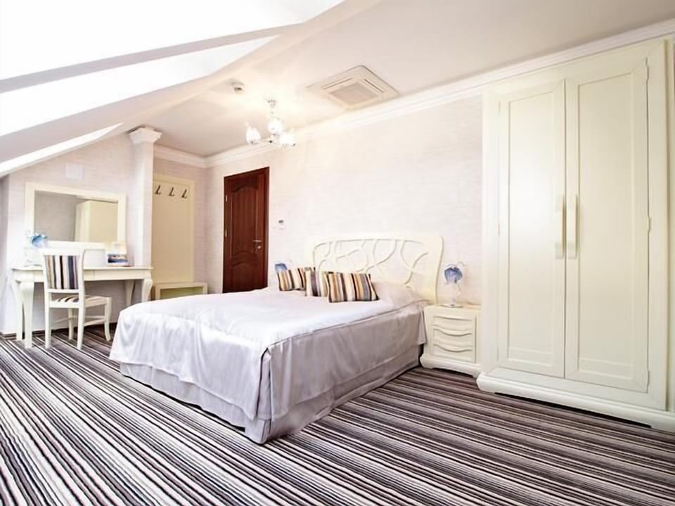 1 bedroom, hypo-allergenic bedding available, desk, blackout drapes