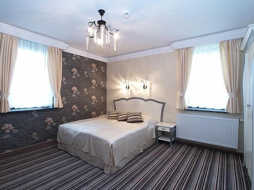 1 bedroom, hypo-allergenic bedding available, desk, blackout drapes