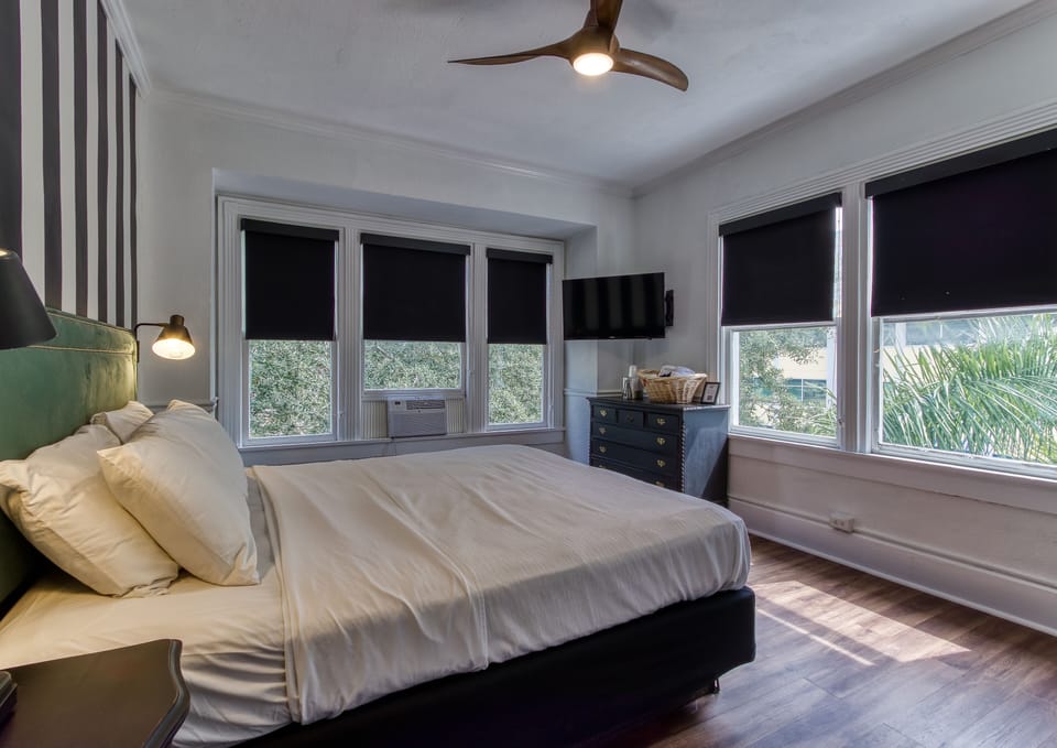 Standard Room, 1 King Bed | Desk, iron/ironing board, WiFi, bed sheets