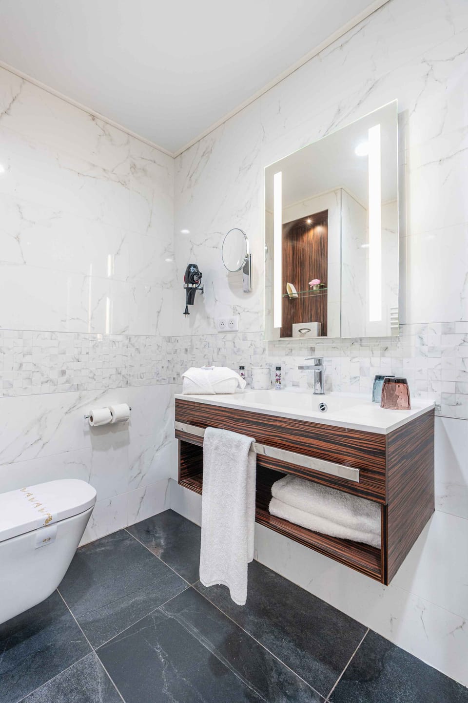 Twin Room, Garden View | Minibar, in-room safe, desk, soundproofing