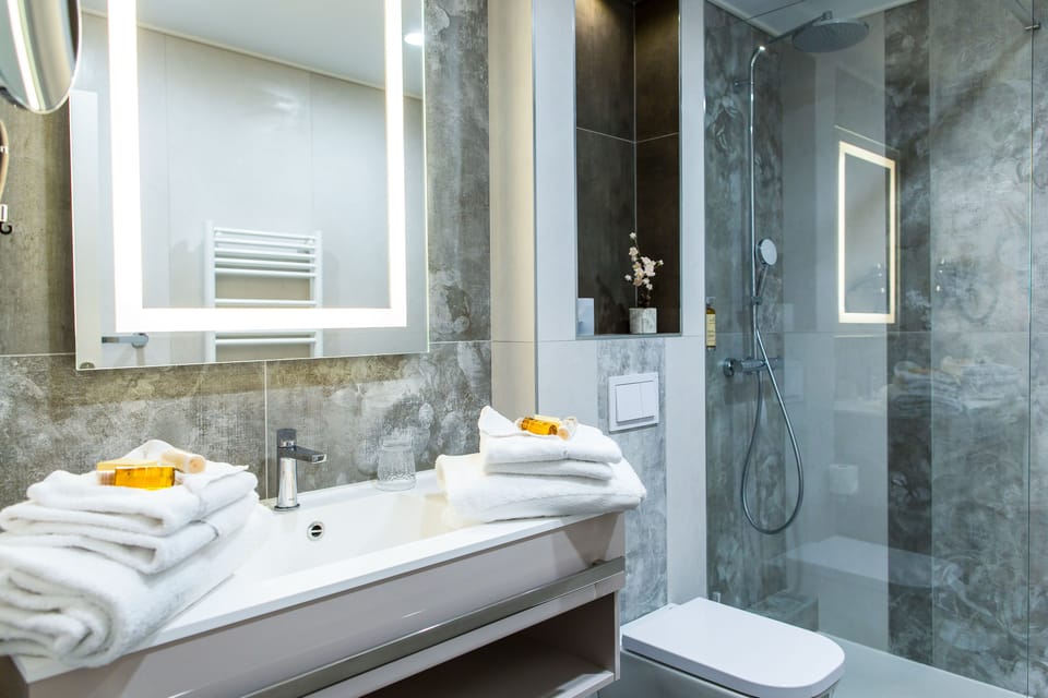 Twin Room, Garden View | Bathroom | Free toiletries, hair dryer, slippers, towels
