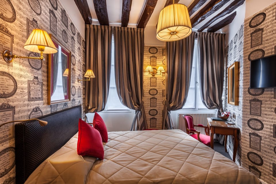 Standard Double Room | Minibar, in-room safe, desk, soundproofing