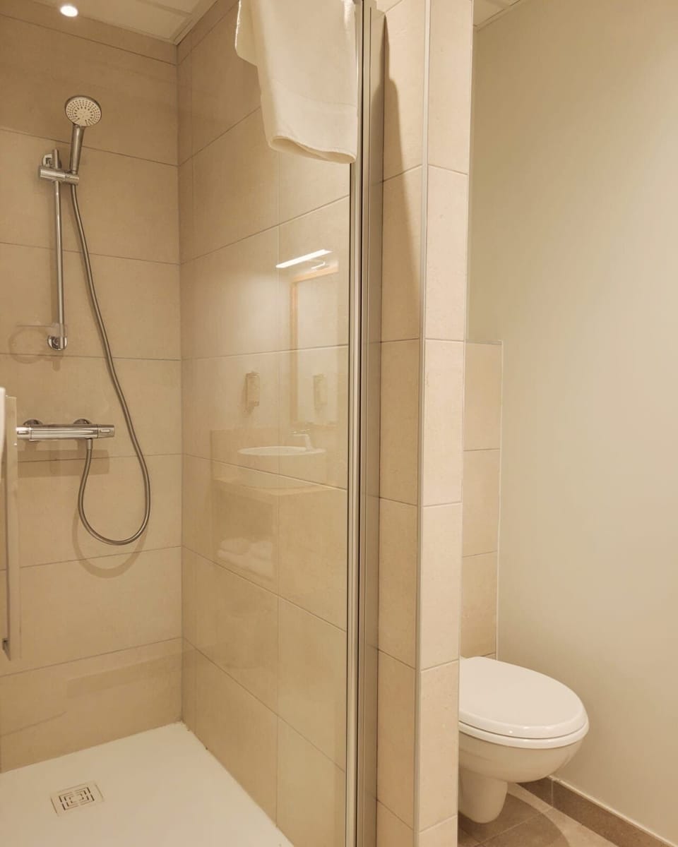 Shower, free toiletries, hair dryer, towels