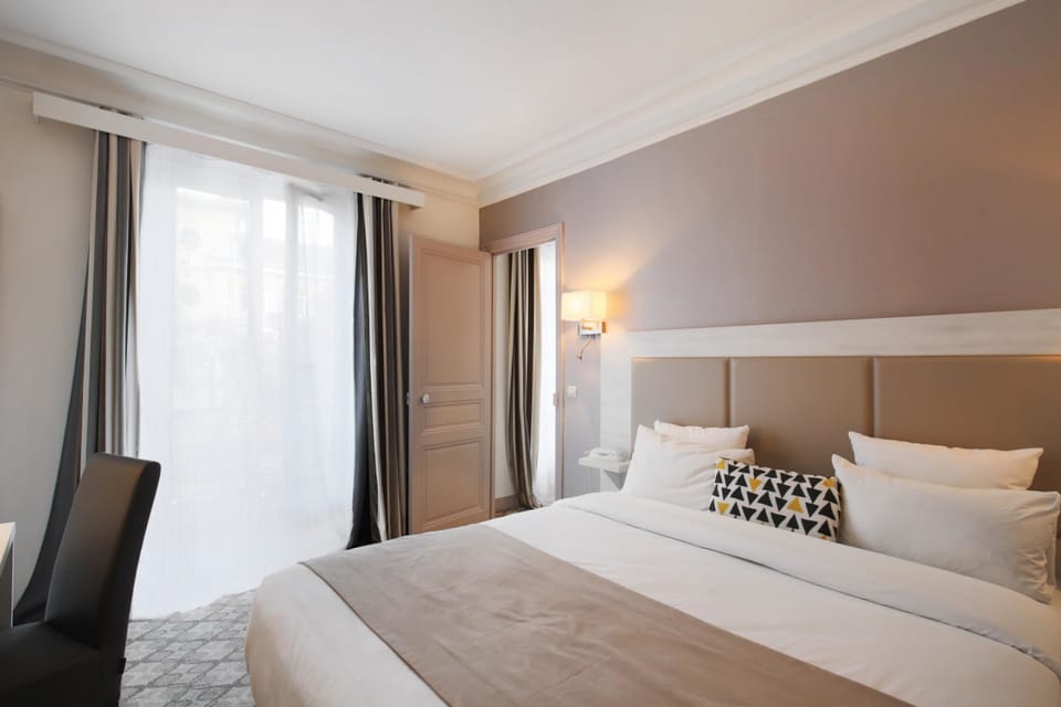Hypo-allergenic bedding, in-room safe, individually decorated, desk