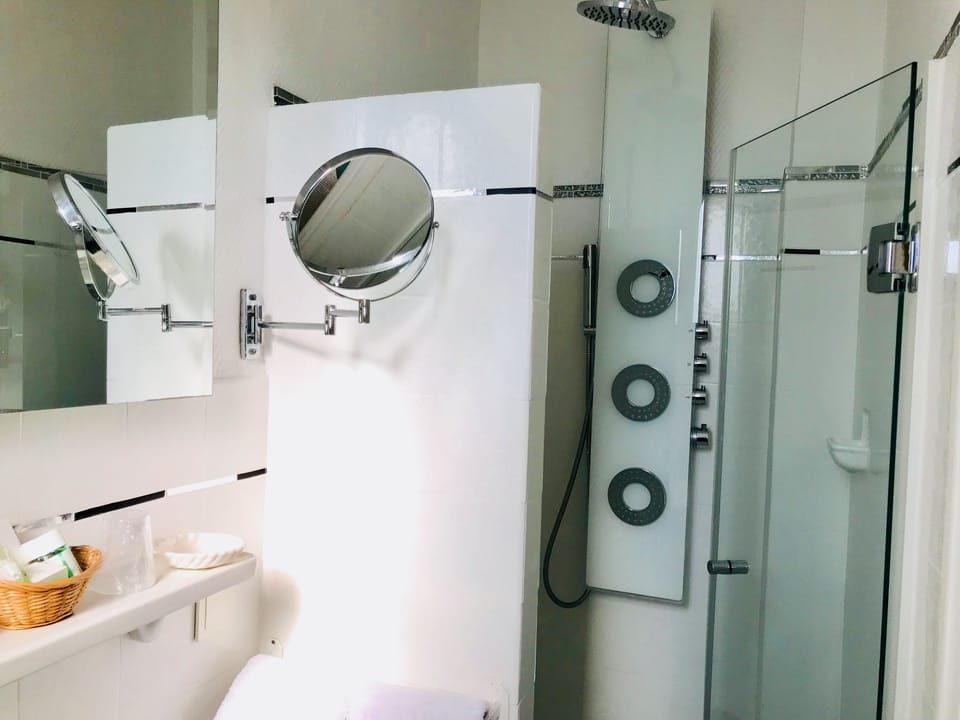 Triple Room | Bathroom | Free toiletries, hair dryer, towels
