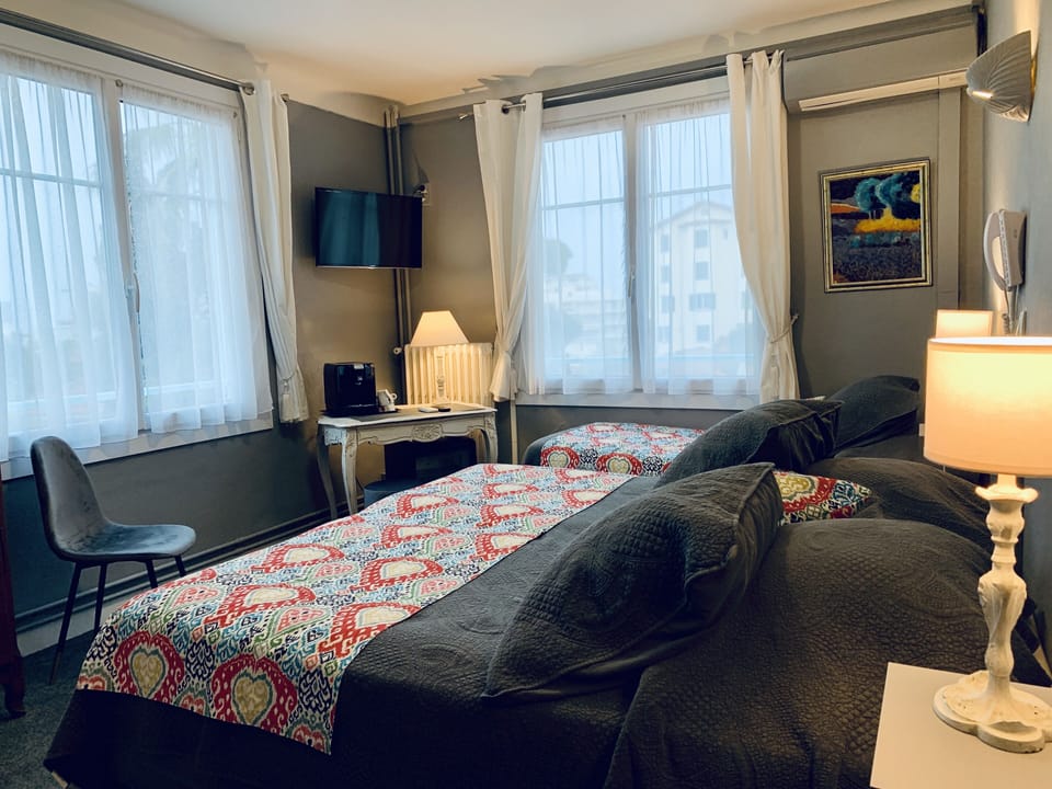 Triple Room | Minibar, in-room safe, individually decorated, individually furnished