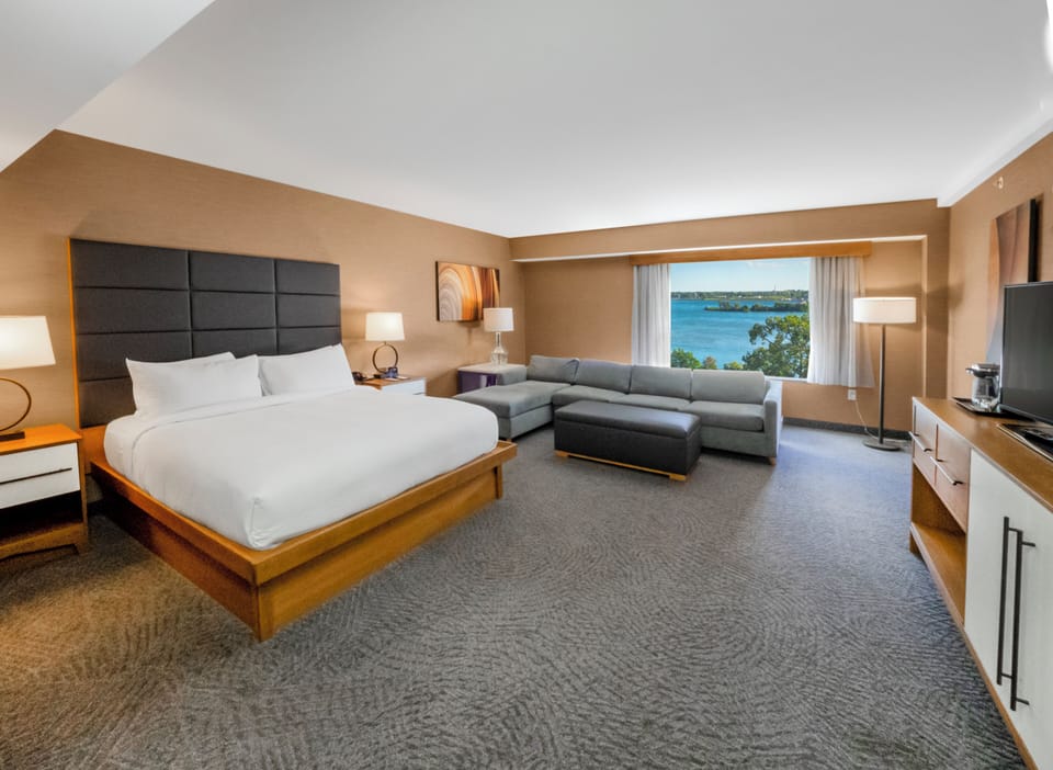 Executive Suite, 1 King Bed | Premium bedding, in-room safe, iron/ironing board