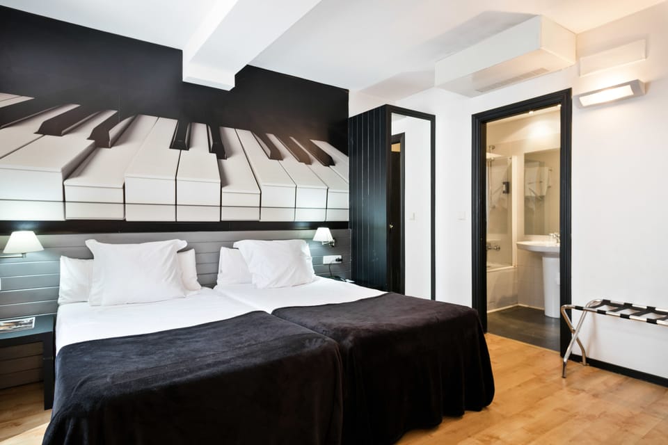 Room, 1 Double or 2 Twin Beds | In-room safe, desk, laptop workspace, free WiFi