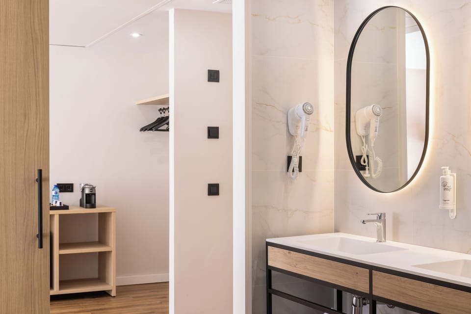 Deluxe Suite | Bathroom | Shower, hair dryer, towels