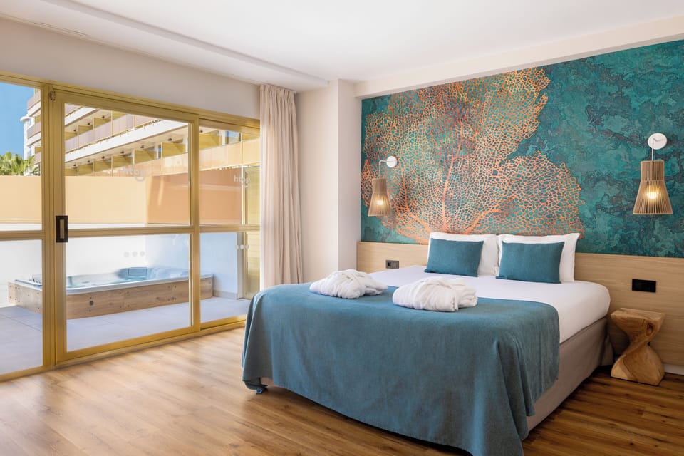 Superior Suite | Minibar, in-room safe, desk, free WiFi