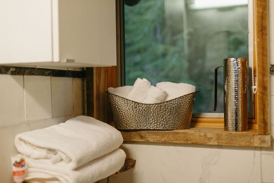 Nice detail in Teahouse bathroom corner: here's your fluffy towels and washcloths
