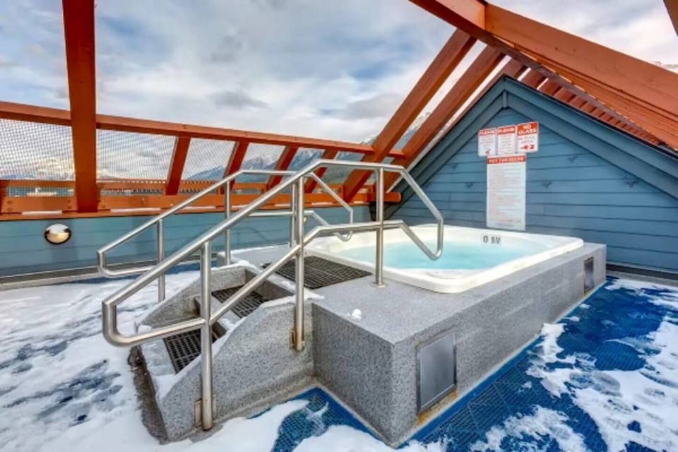 HOT TUB ON ROOF, FAIRHOLME, CASCADE, AND RUNDLE VIEWS, QR code for bookings