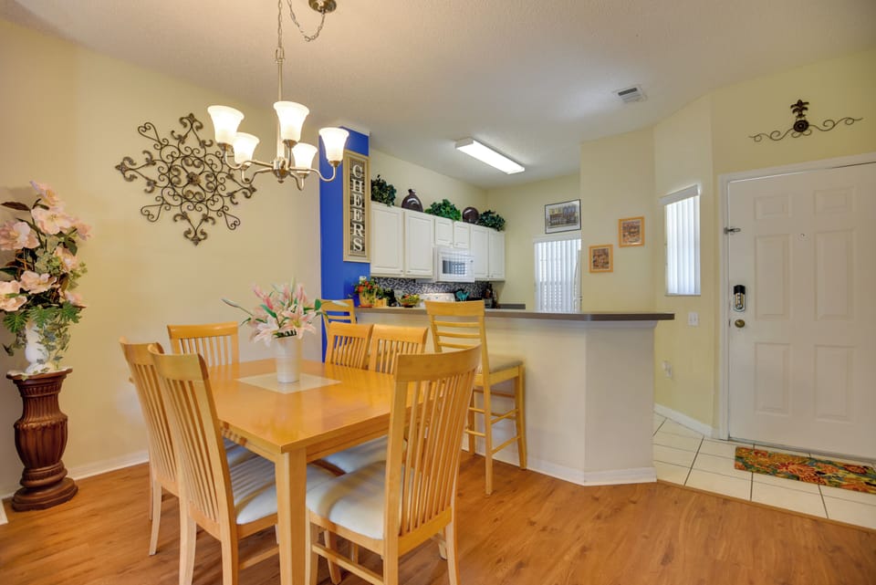 Dining Area | Dishes & Flatware Provided