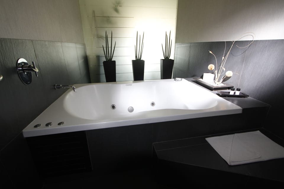 Junior Suite, 1 King Bed | Minibar, in-room safe, desk, soundproofing