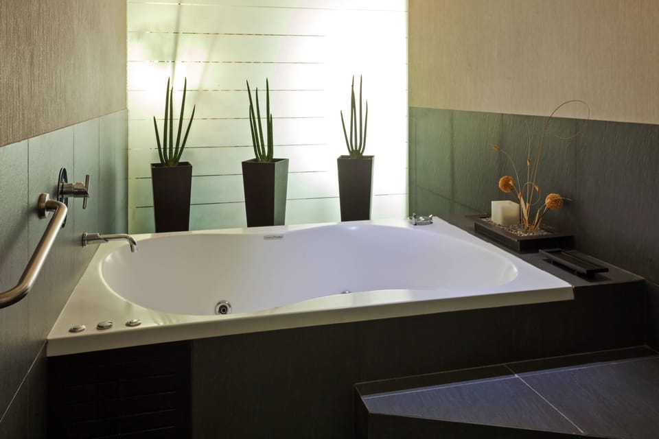 Junior Suite, 1 King Bed | Minibar, in-room safe, desk, soundproofing